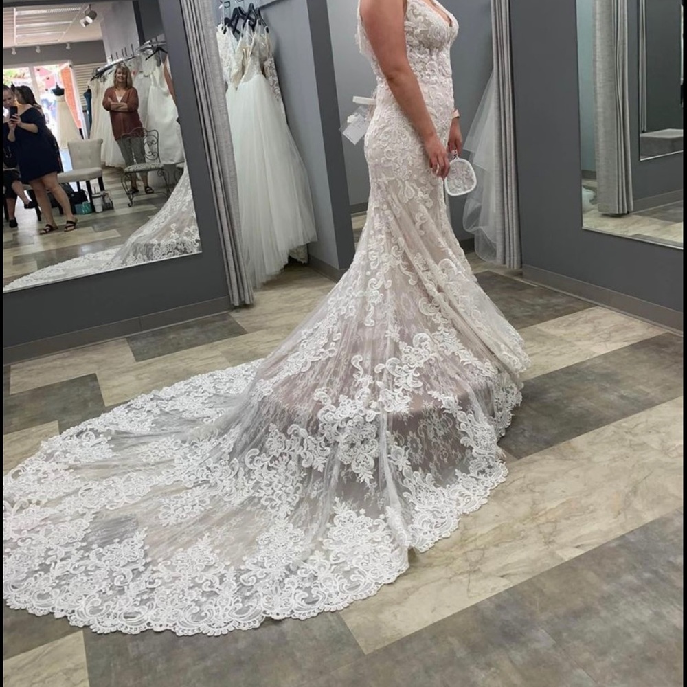 BEAUTIFUL wedding dress!